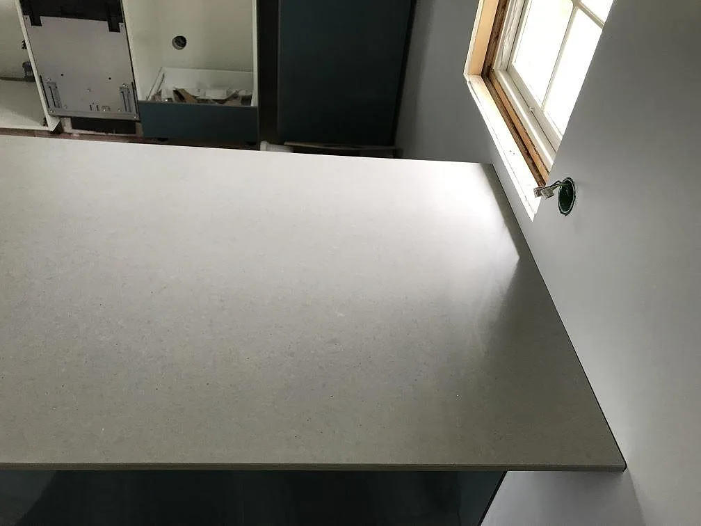 Køkkenbordplade i Technistone Noble Concrete Grey, Träslövsläge – billede 5