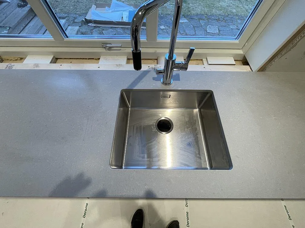 Køkkenbordplade i Technistone Noble Concrete Grey, Värnamo – billede 4
