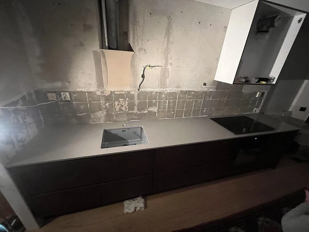 Køkkenbordplade i Technistone Noble Concrete Grey, Västerås – billede 2