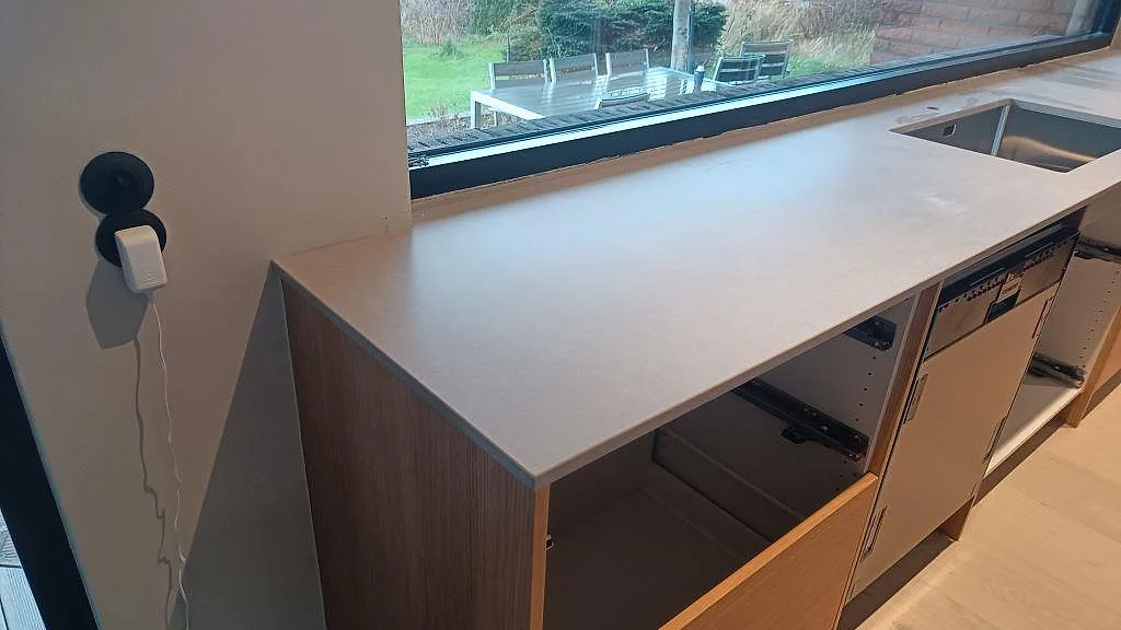 Køkkenbordplade i Technistone Noble Concrete Grey, Västra Frölunda – billede 4