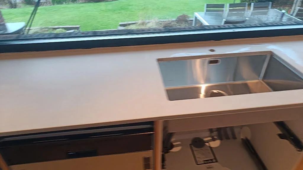 Køkkenbordplade i Technistone Noble Concrete Grey, Västra Frölunda – billede 6