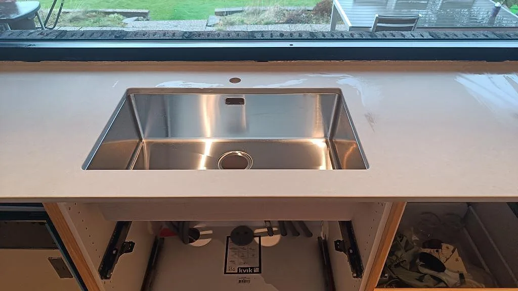 Køkkenbordplade i Technistone Noble Concrete Grey, Västra Frölunda – billede 5