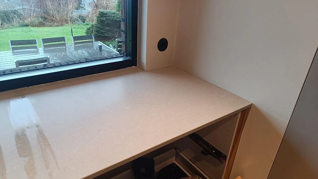 Køkkenbordplade i Technistone Noble Concrete Grey, Västra Frölunda – billede 8