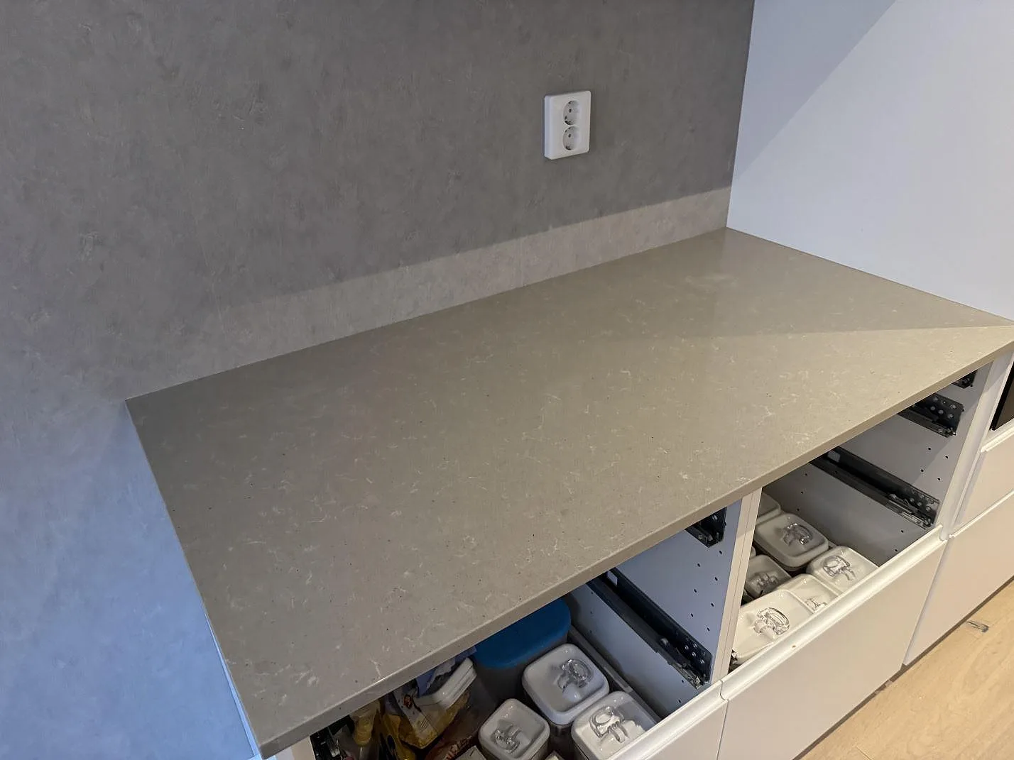 Køkkenbordplade i Technistone Noble Concrete Grey, Västra Frölunda – billede 5