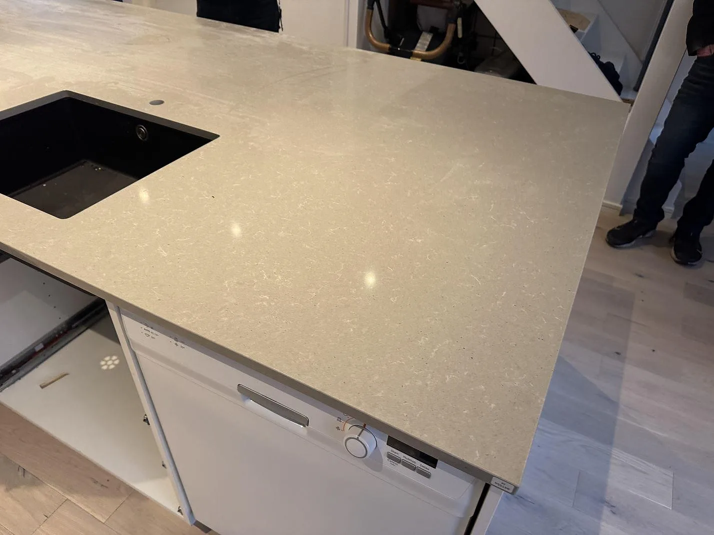 Køkkenbordplade i Technistone Noble Concrete Grey, Västra Frölunda – billede 3