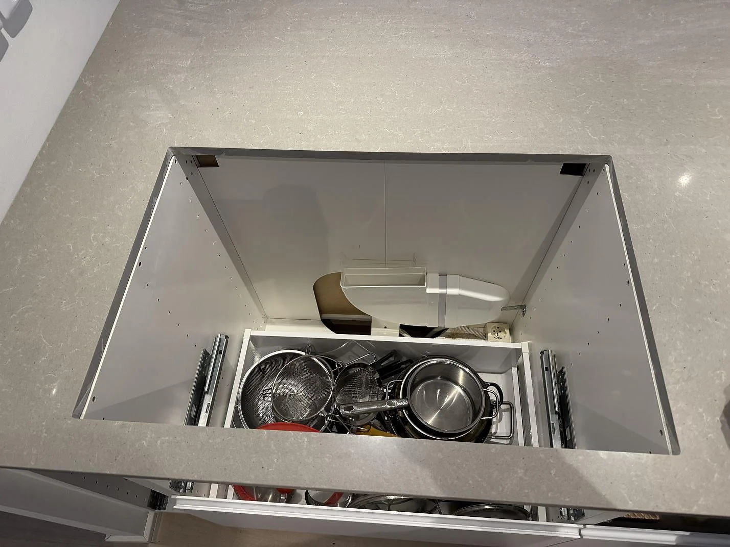 Køkkenbordplade i Technistone Noble Concrete Grey, Västra Frölunda – billede 8
