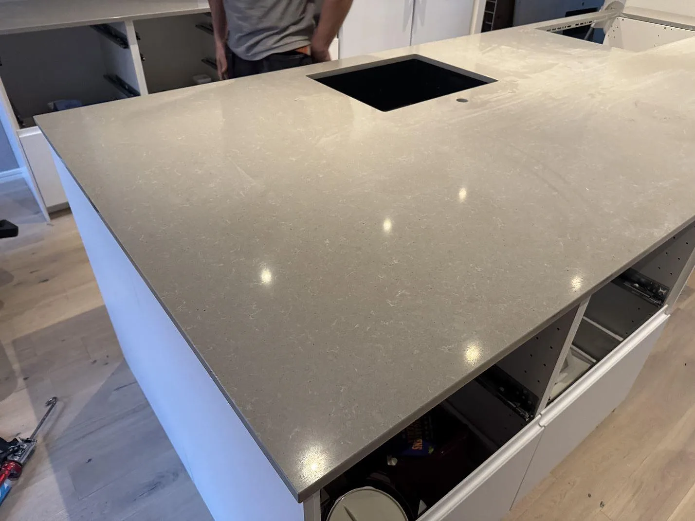 Køkkenbordplade i Technistone Noble Concrete Grey, Västra Frölunda – billede 2