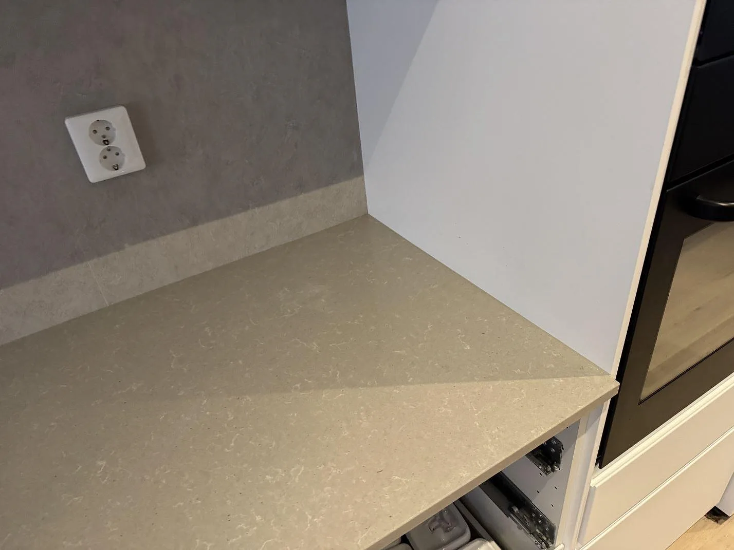 Køkkenbordplade i Technistone Noble Concrete Grey, Västra Frölunda – billede 6