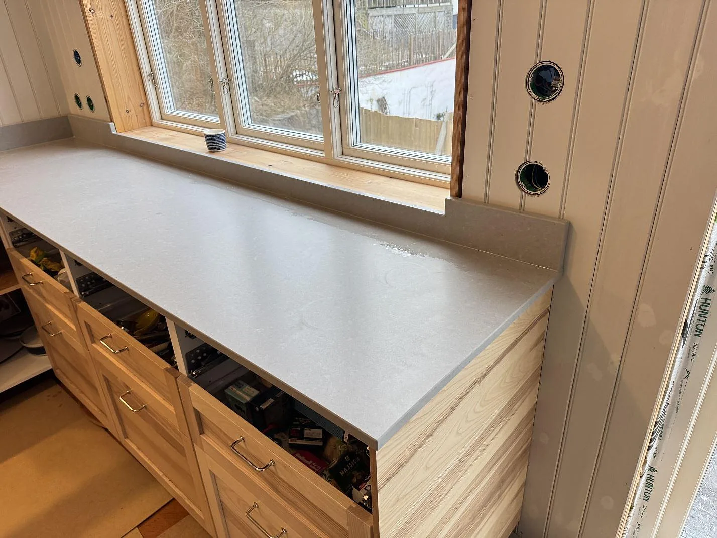 Køkkenbordplade i Technistone Noble Concrete Grey, Västra Frölunda – billede 2