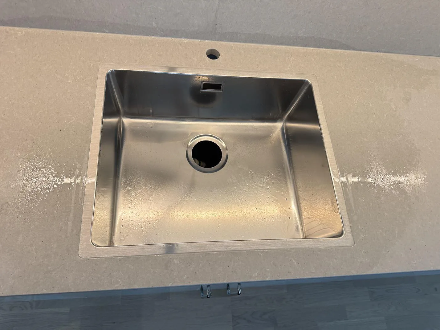 Køkkenbordplade i Technistone Noble Concrete Grey, Varberg – billede 4
