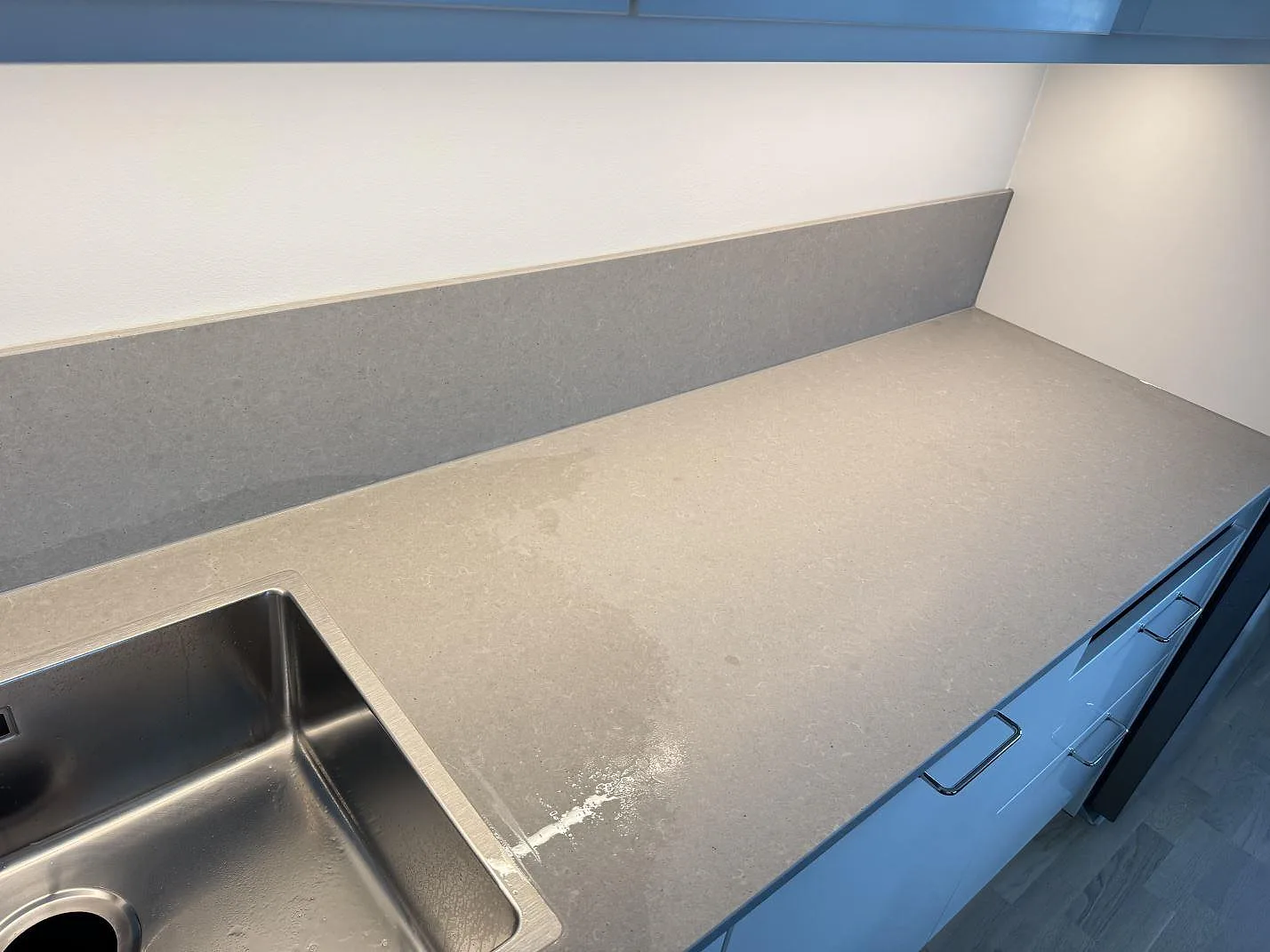Køkkenbordplade i Technistone Noble Concrete Grey, Varberg – billede 3