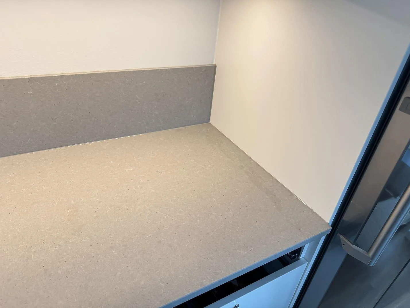 Køkkenbordplade i Technistone Noble Concrete Grey, Varberg – billede 7