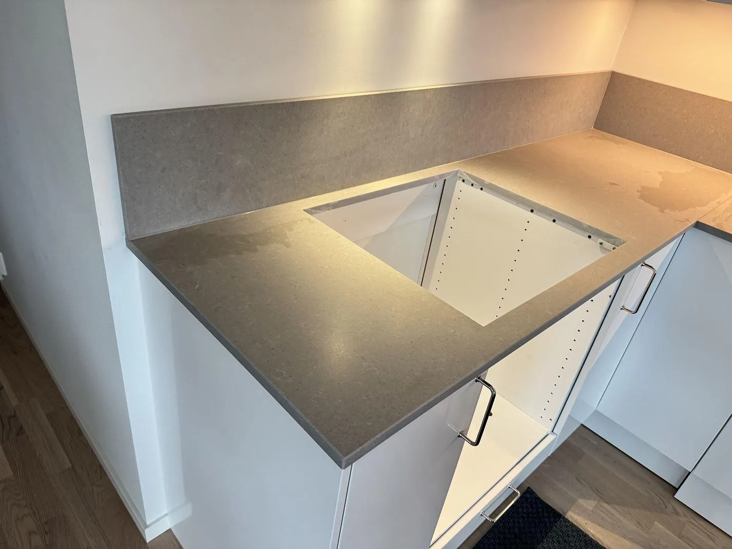 Køkkenbordplade i Technistone Noble Concrete Grey, Varberg – billede 2