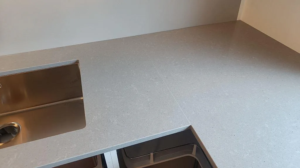 Køkkenbordplade i Technistone Noble Concrete Grey, Vellinge – billede 3