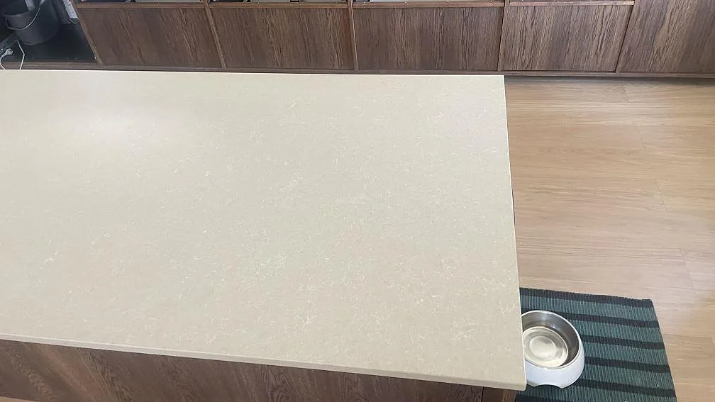 Køkkenbordplade i Technistone Noble Ivory White, Åhus – billede 7