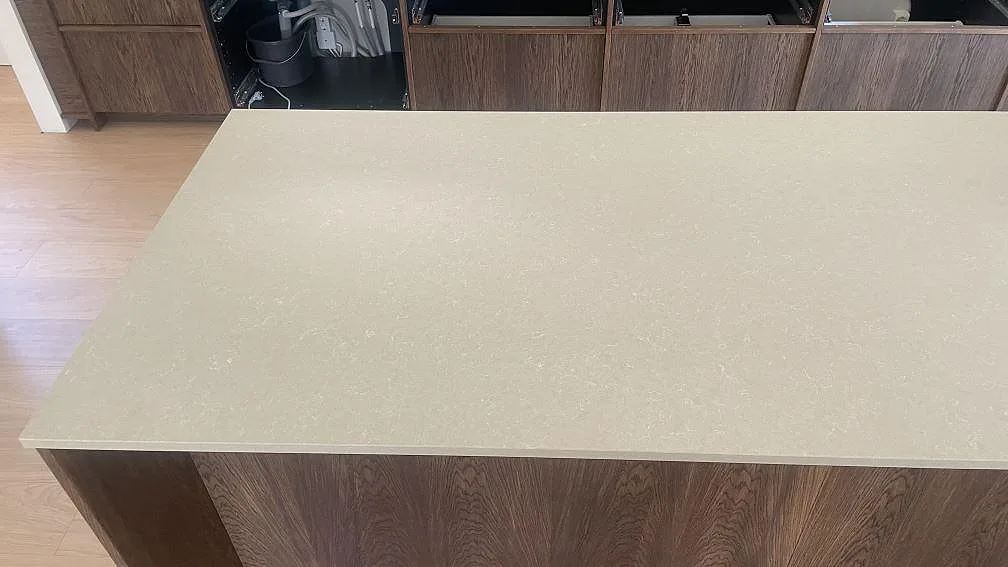 Køkkenbordplade i Technistone Noble Ivory White, Åhus – billede 8