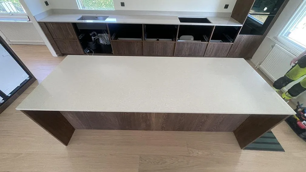 Køkkenbordplade i Technistone Noble Ivory White, Åhus – billede 2