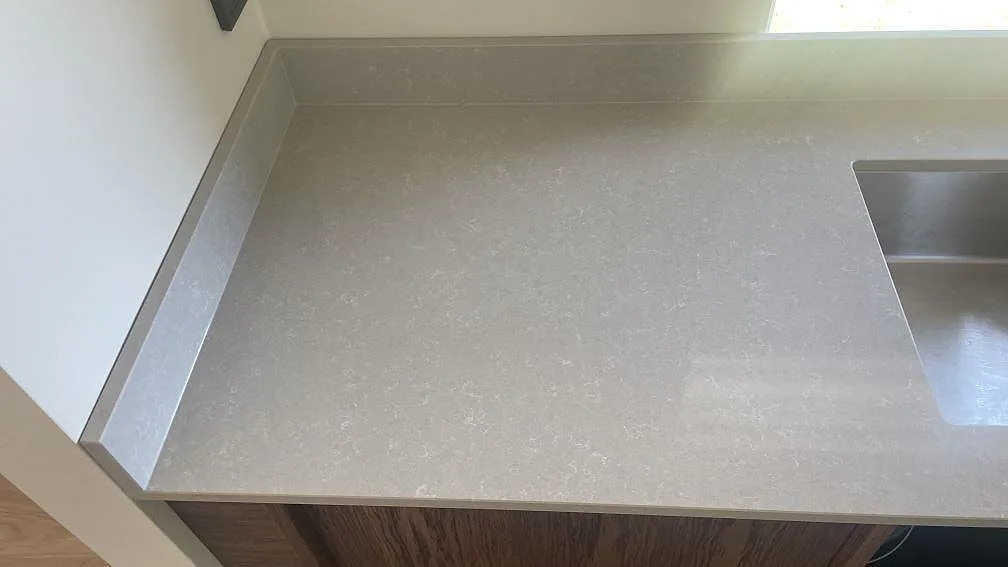 Køkkenbordplade i Technistone Noble Ivory White, Åhus – billede 4
