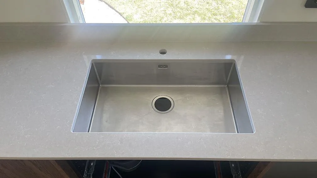 Køkkenbordplade i Technistone Noble Ivory White, Åhus – billede 3