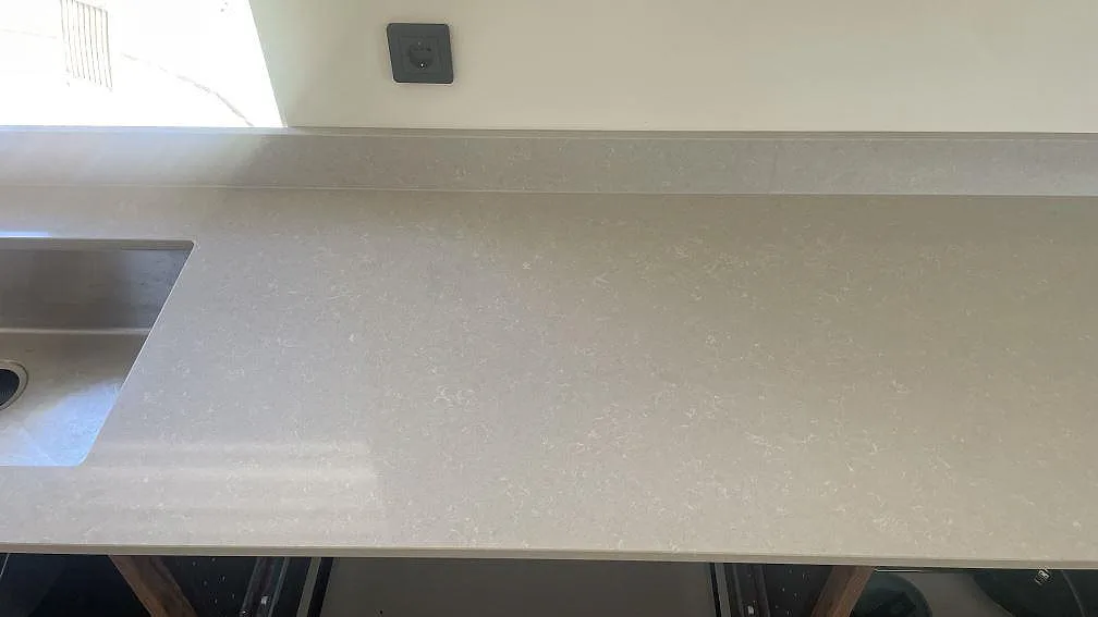 Køkkenbordplade i Technistone Noble Ivory White, Åhus – billede 5