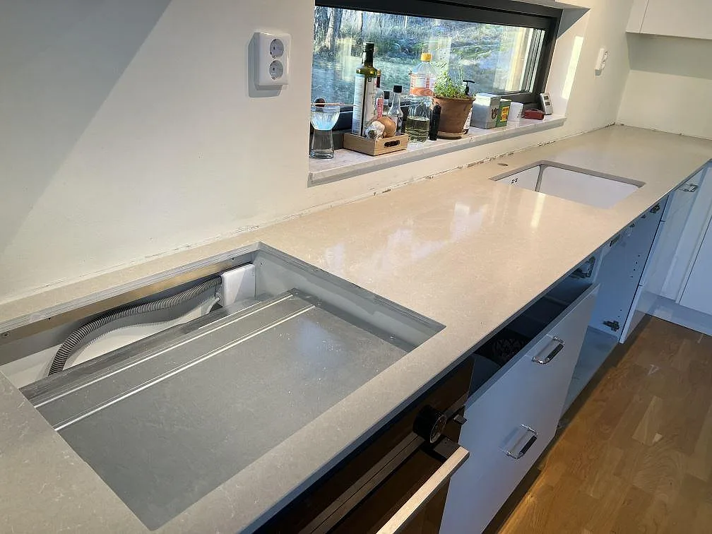Køkkenbordplade i Technistone Noble Ivory White, Åkersberga – billede 2
