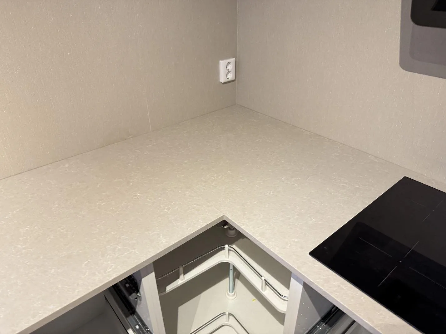 Køkkenbordplade i Technistone Noble Ivory White, Ängelholm – billede 4