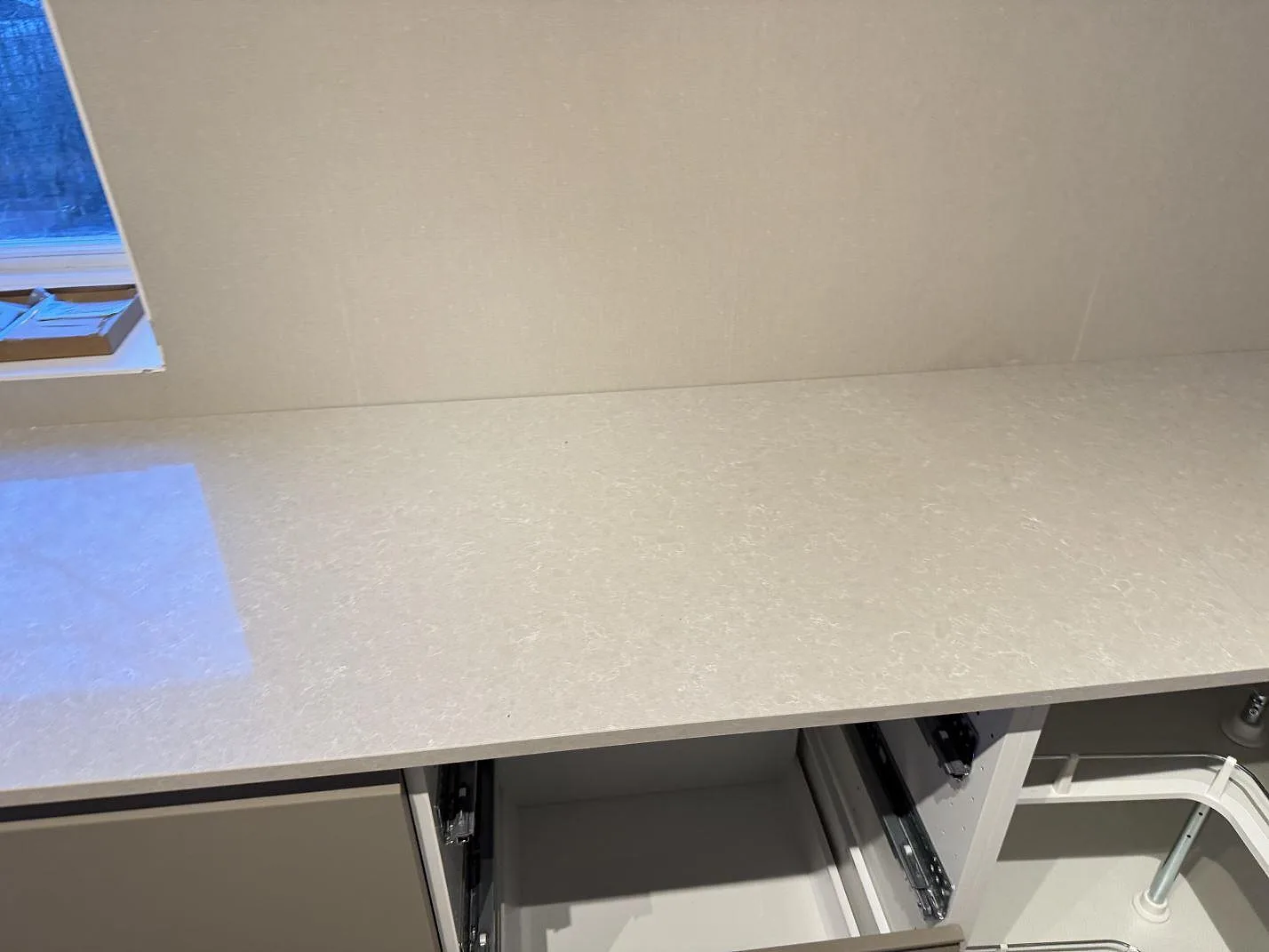 Køkkenbordplade i Technistone Noble Ivory White, Ängelholm – billede 5