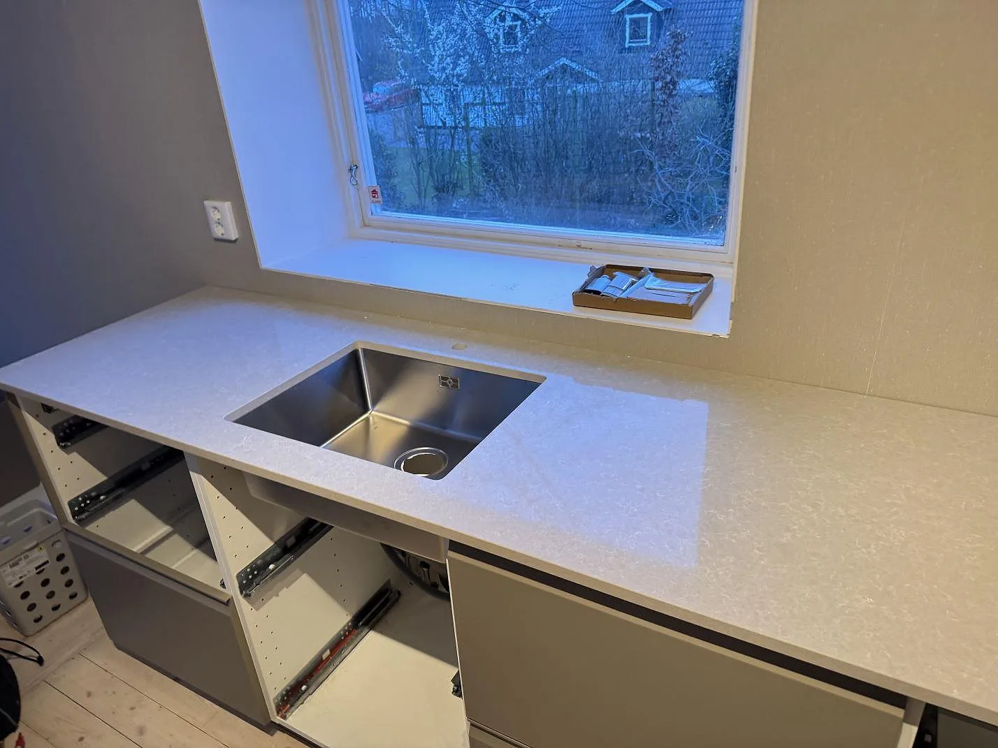 Køkkenbordplade i Technistone Noble Ivory White, Ängelholm – billede 3