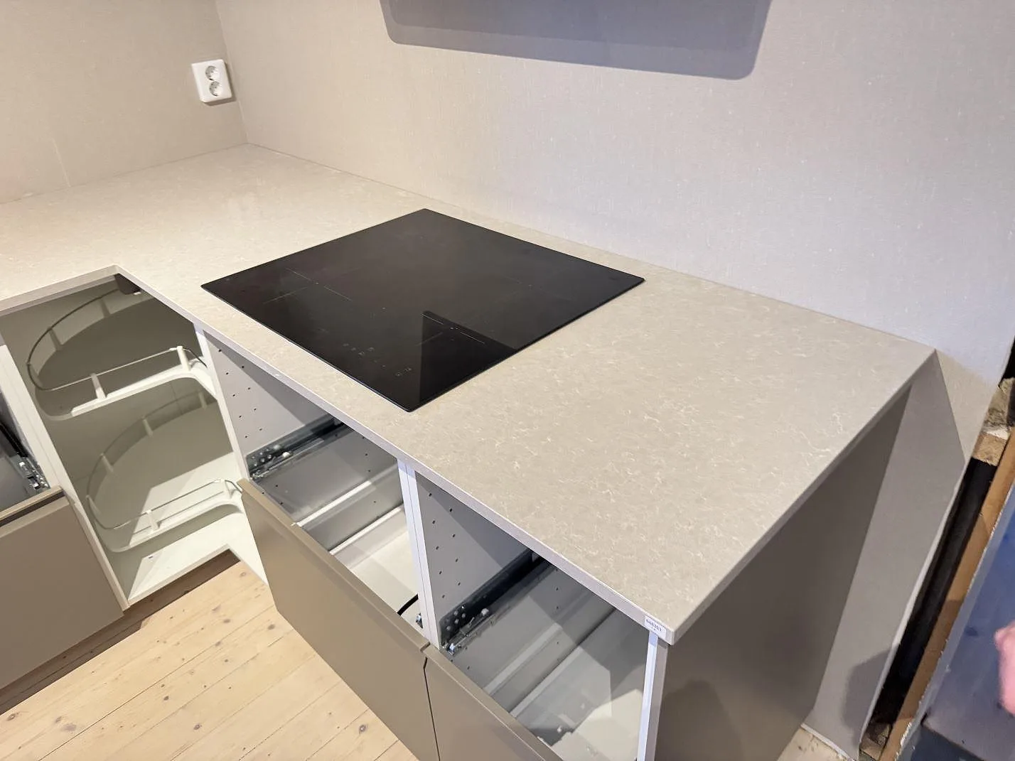 Køkkenbordplade i Technistone Noble Ivory White, Ängelholm – billede 2