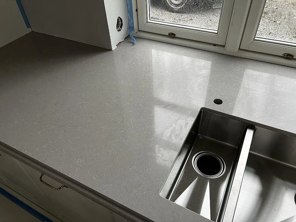 Køkkenbordplade i Technistone Noble Ivory White, Barsebäck – billede 5
