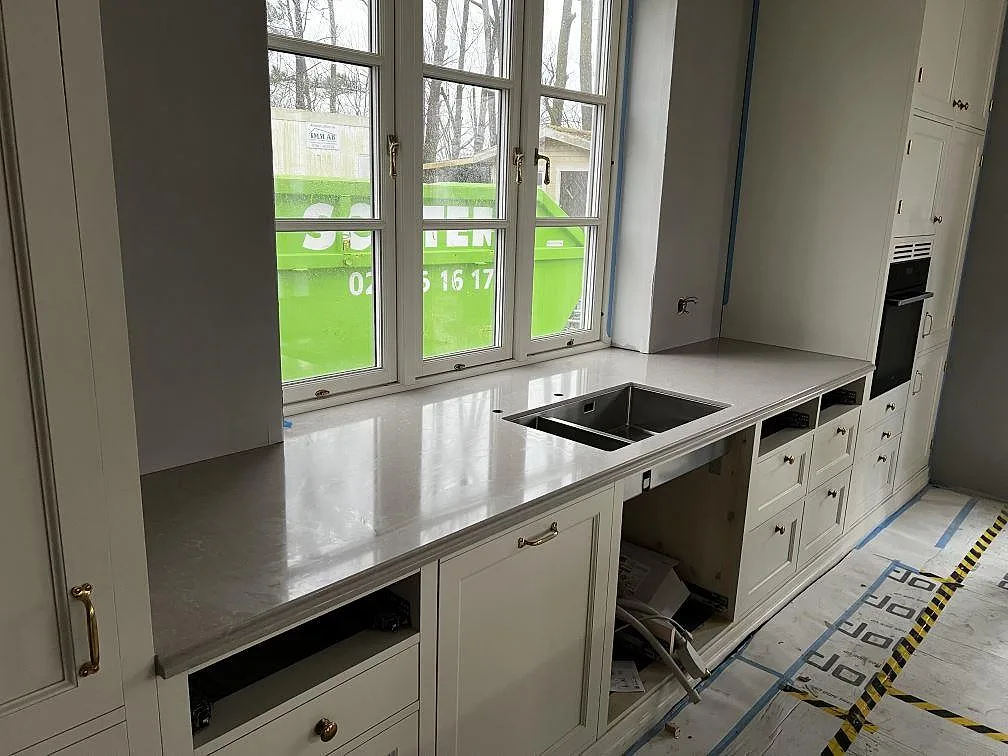 Køkkenbordplade i Technistone Noble Ivory White, Barsebäck