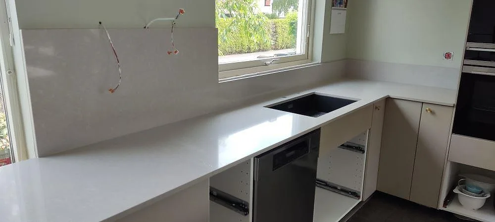 Køkkenbordplade i Technistone Noble Ivory White, Bjärred