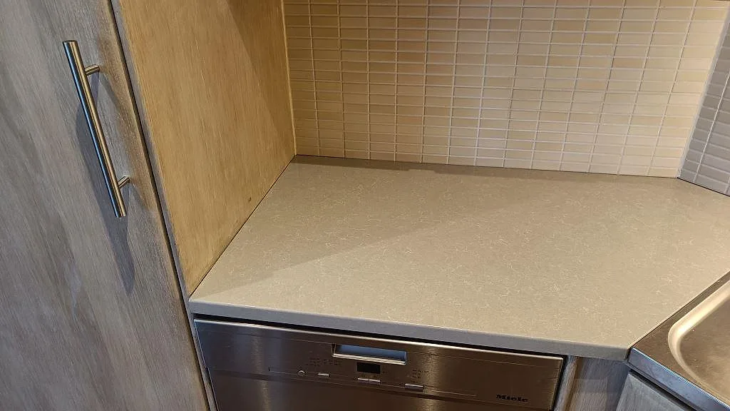 Køkkenbordplade i Technistone Noble Ivory White, Bjuv – billede 5