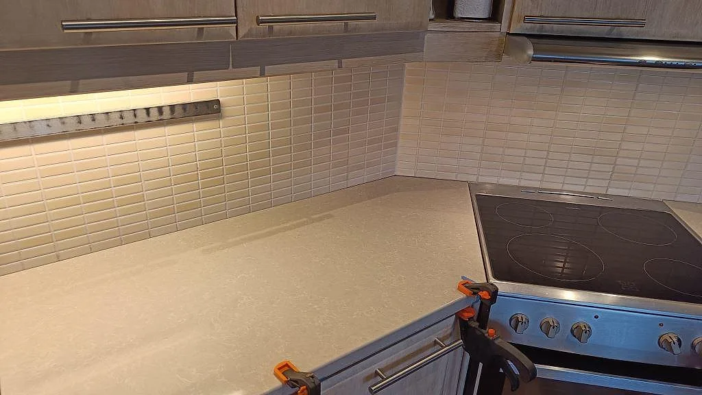Køkkenbordplade i Technistone Noble Ivory White, Bjuv – billede 2