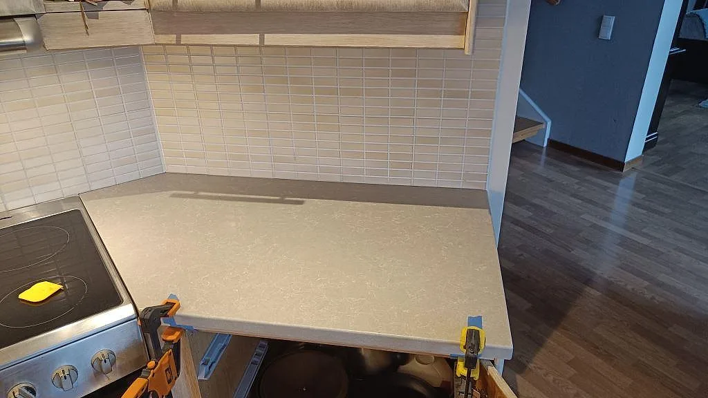 Køkkenbordplade i Technistone Noble Ivory White, Bjuv – billede 6