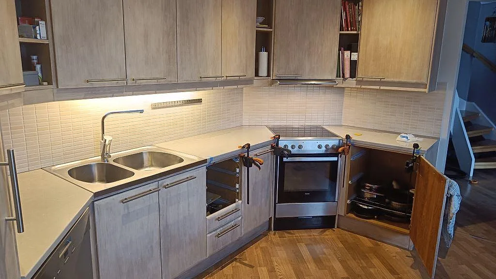 Gennemført projekt: Køkkenbordplade i Technistone Noble Ivory White, Bjuv.