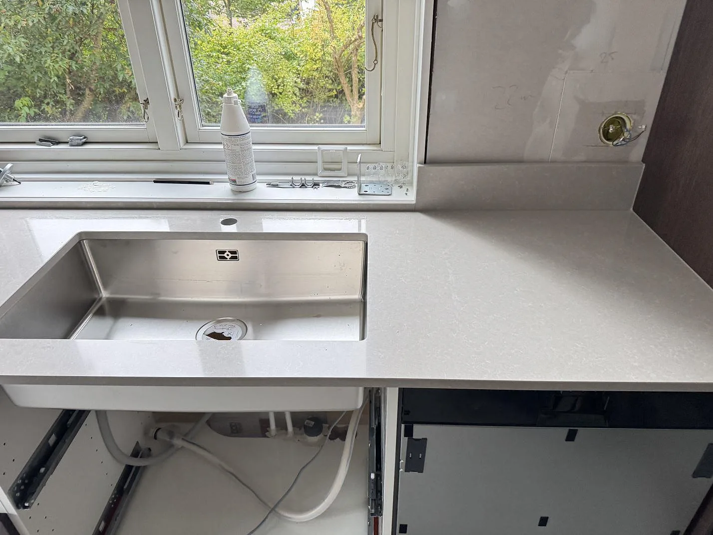 Køkkenbordplade i Technistone Noble Ivory White, Eksjö – billede 2