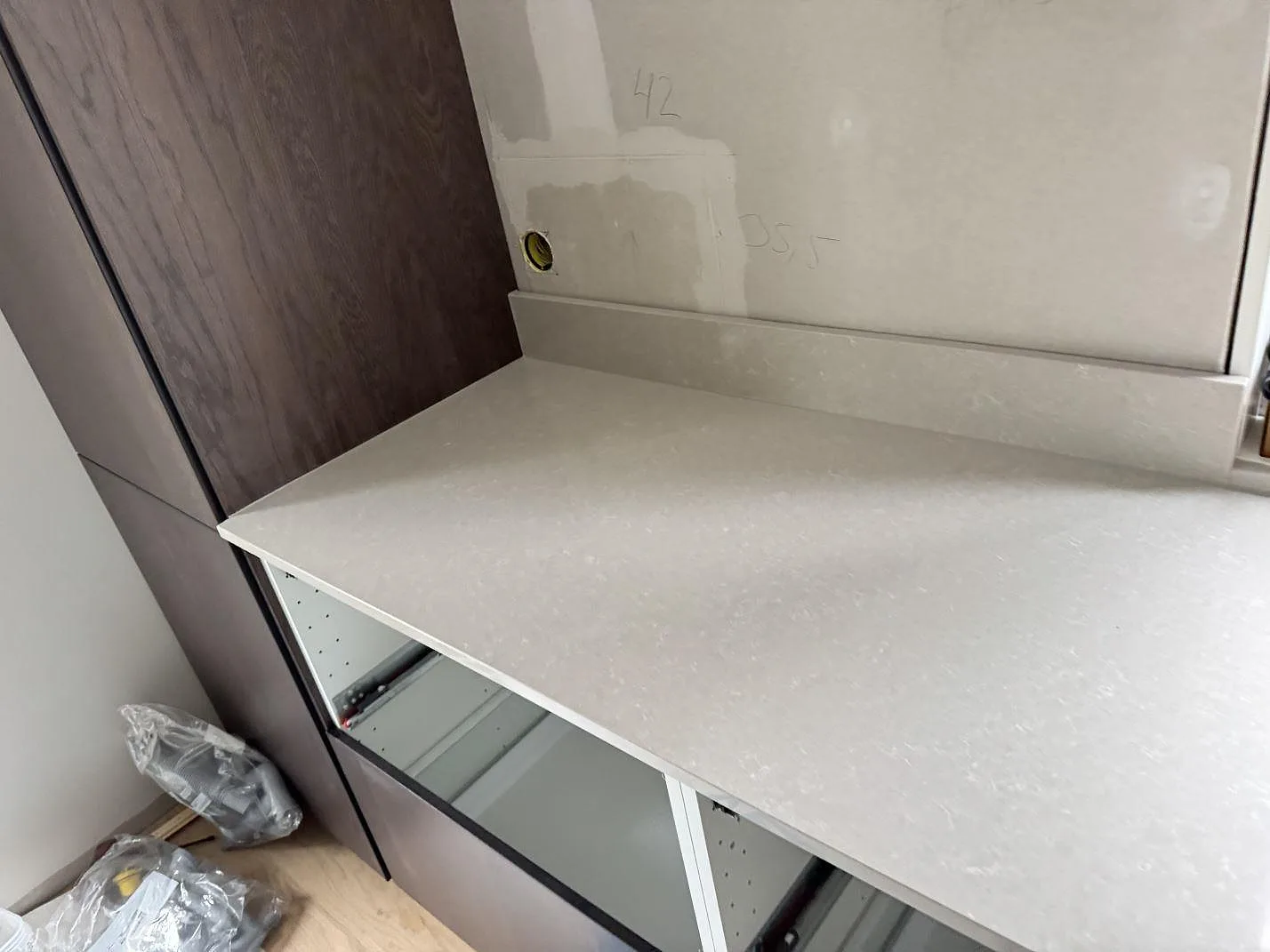 Køkkenbordplade i Technistone Noble Ivory White, Eksjö – billede 4