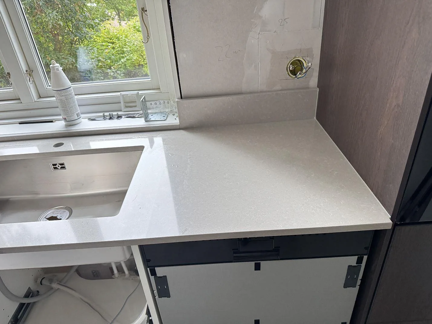 Køkkenbordplade i Technistone Noble Ivory White, Eksjö – billede 5