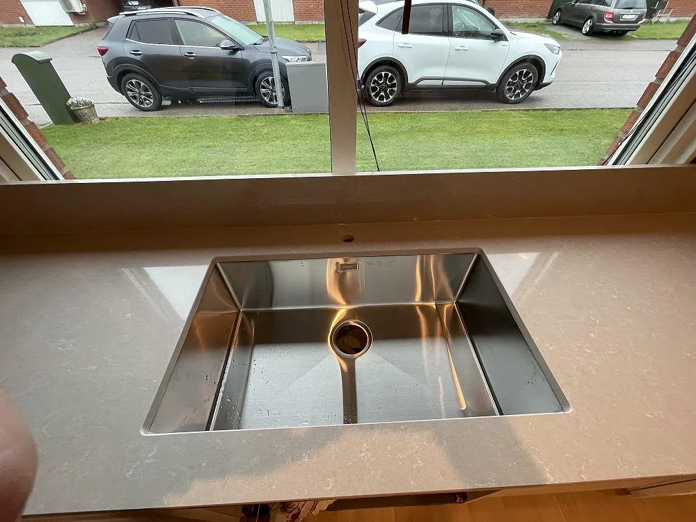 Køkkenbordplade i Technistone Noble Ivory White, Enköping – billede 3