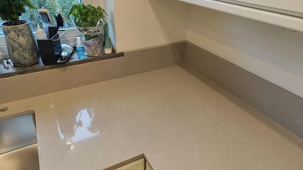 Køkkenbordplade i Technistone Noble Ivory White, Eslöv – billede 3