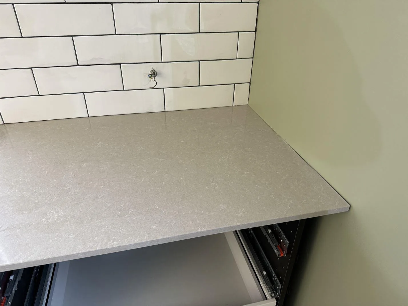 Køkkenbordplade i Technistone Noble Ivory White, Falköping – billede 4