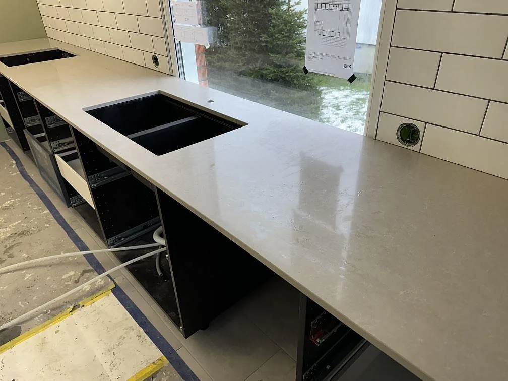 Køkkenbordplade i Technistone Noble Ivory White, Falköping – billede 2