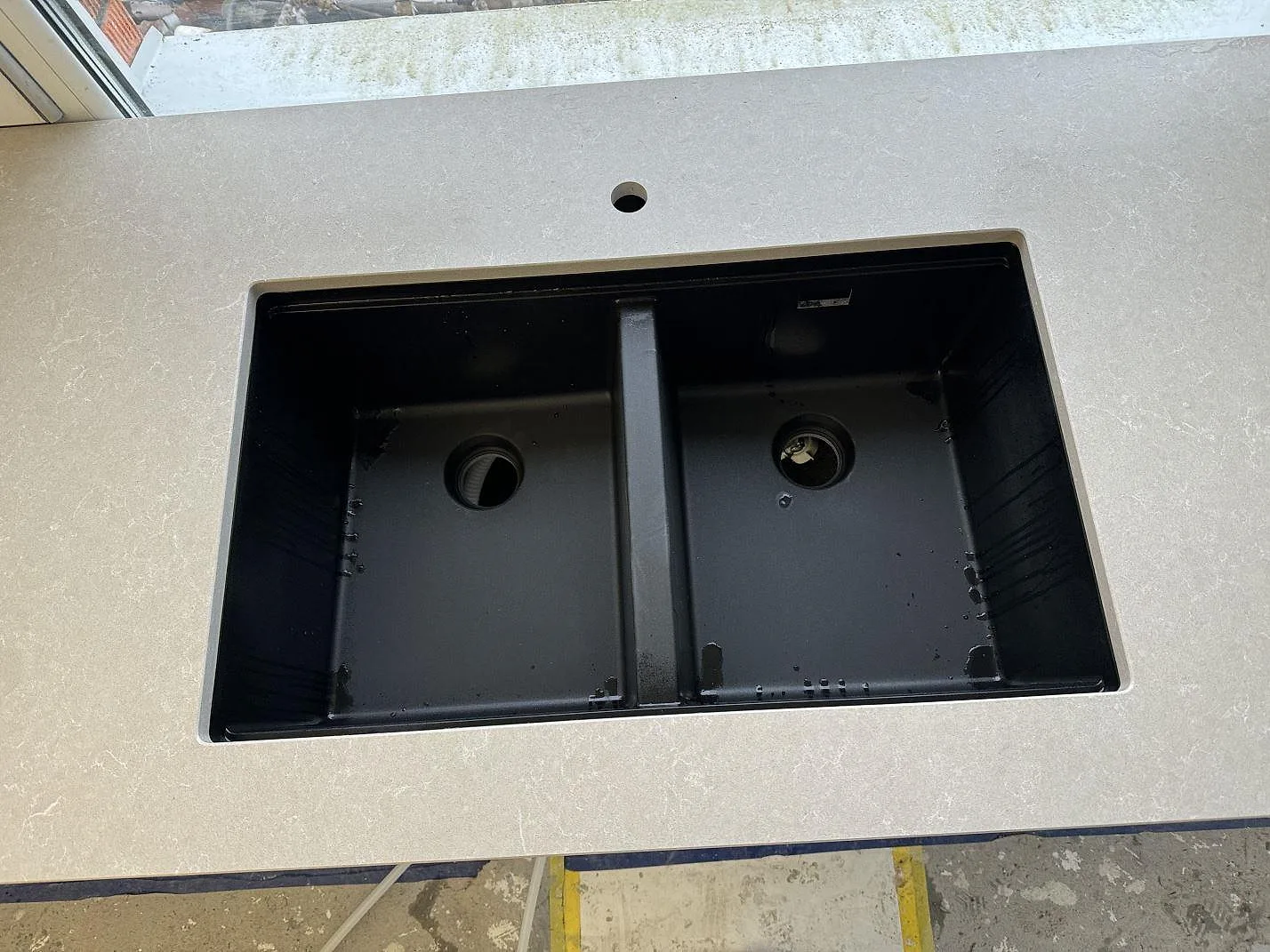 Køkkenbordplade i Technistone Noble Ivory White, Falköping – billede 3