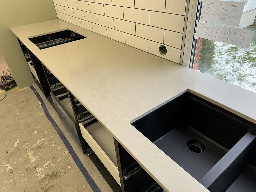 Køkkenbordplade i Technistone Noble Ivory White, Falköping