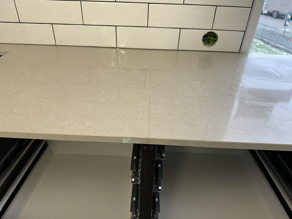 Køkkenbordplade i Technistone Noble Ivory White, Falköping – billede 7