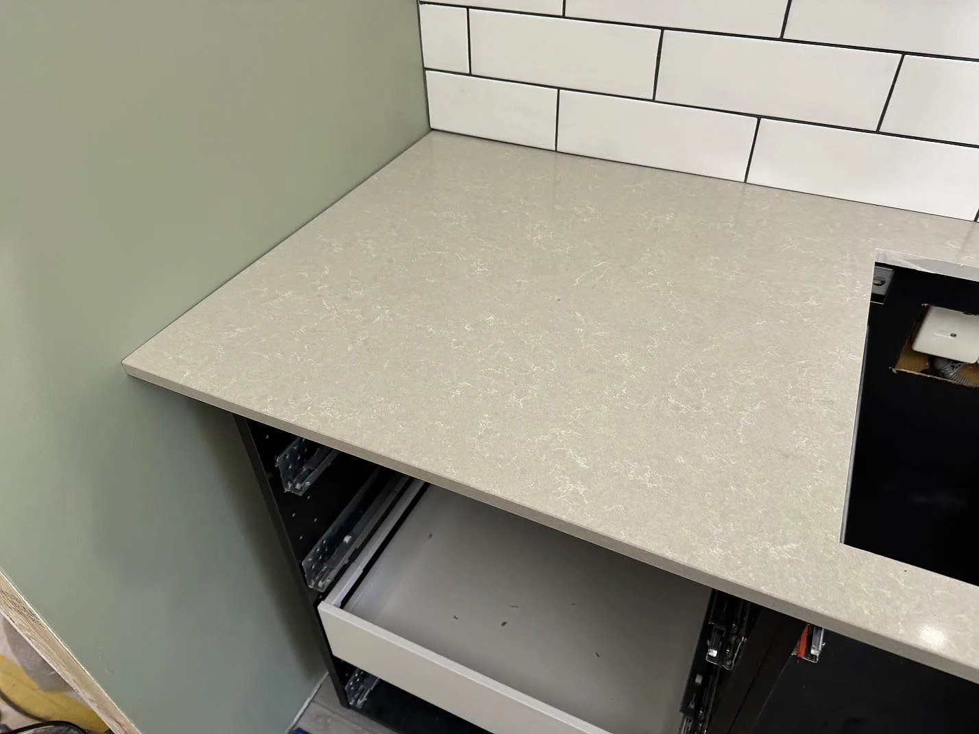 Køkkenbordplade i Technistone Noble Ivory White, Falköping – billede 6