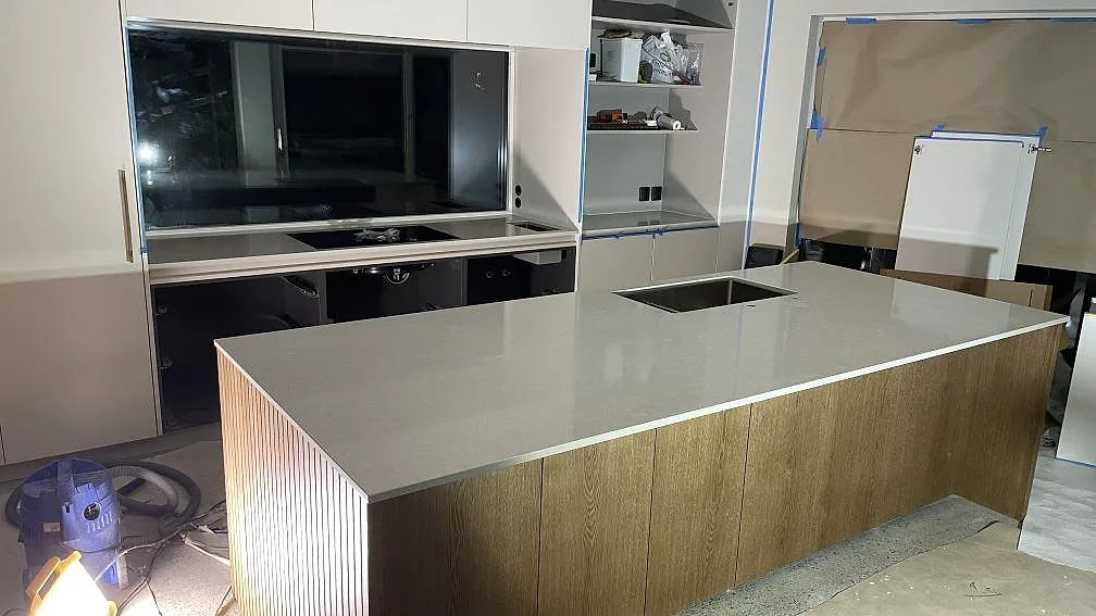 Køkkenbordplade i Technistone Noble Ivory White, Frillesås