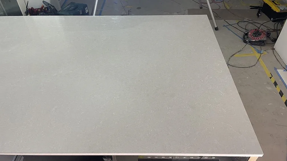 Køkkenbordplade i Technistone Noble Ivory White, Frillesås – billede 4
