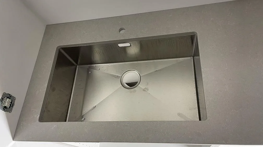 Køkkenbordplade i Technistone Noble Ivory White, Frillesås – billede 6